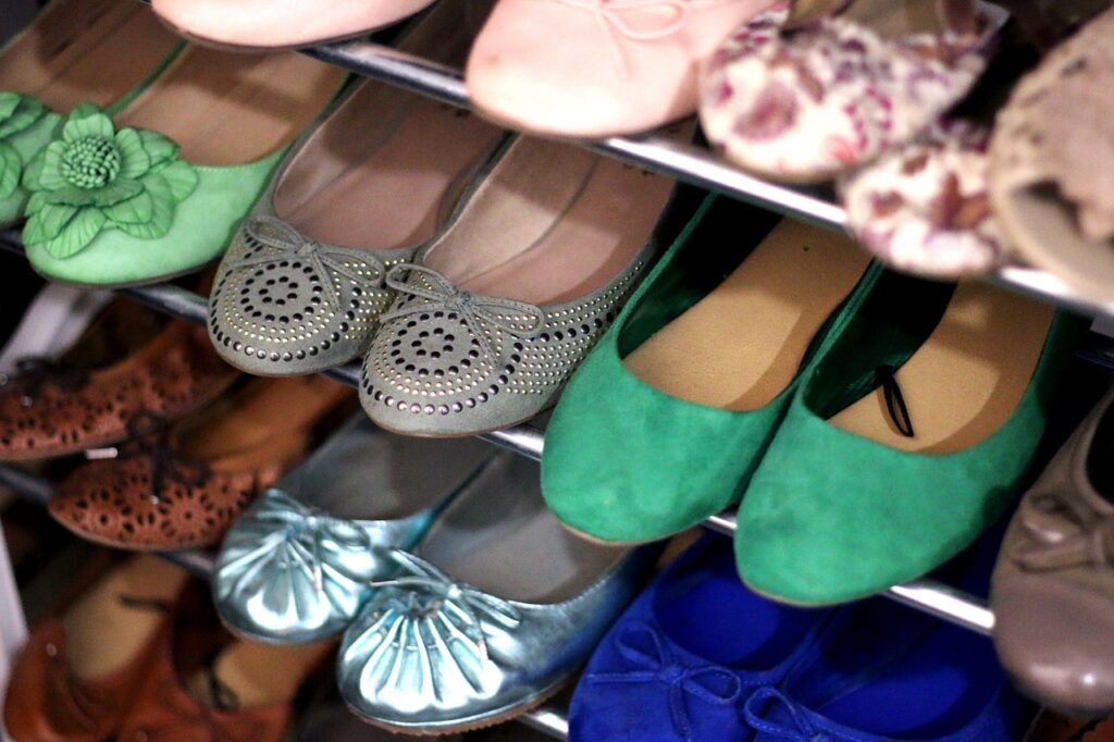 shoes, shoe cabinet, women's shoes-1033637.jpg